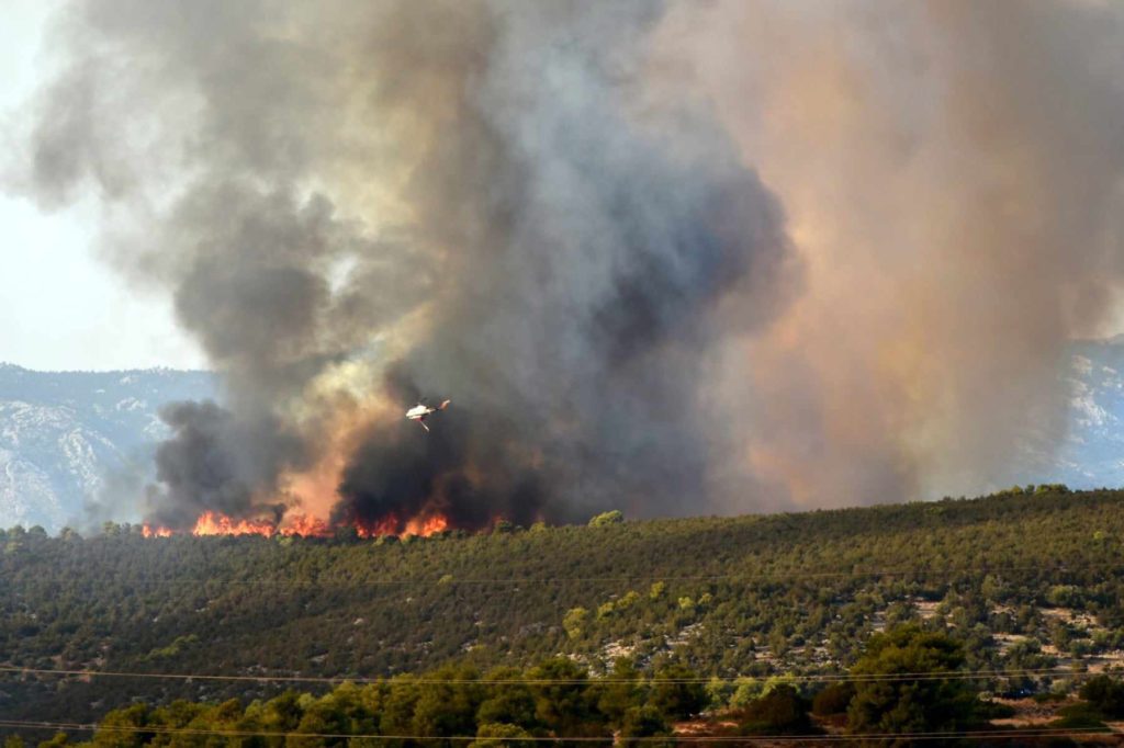 Εκτός ελέγχου η φωτιά στην Εύβοια: Ξεφεύγει προς Βατώντα το μέτωπο (Videos & Photos)