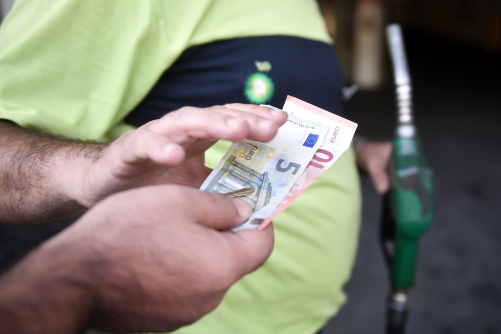 Ακρίβεια: «Φωτιά» και η τιμή της βενζίνης – Φλερτάρει ξανά με τα 2 ευρώ το λίτρο