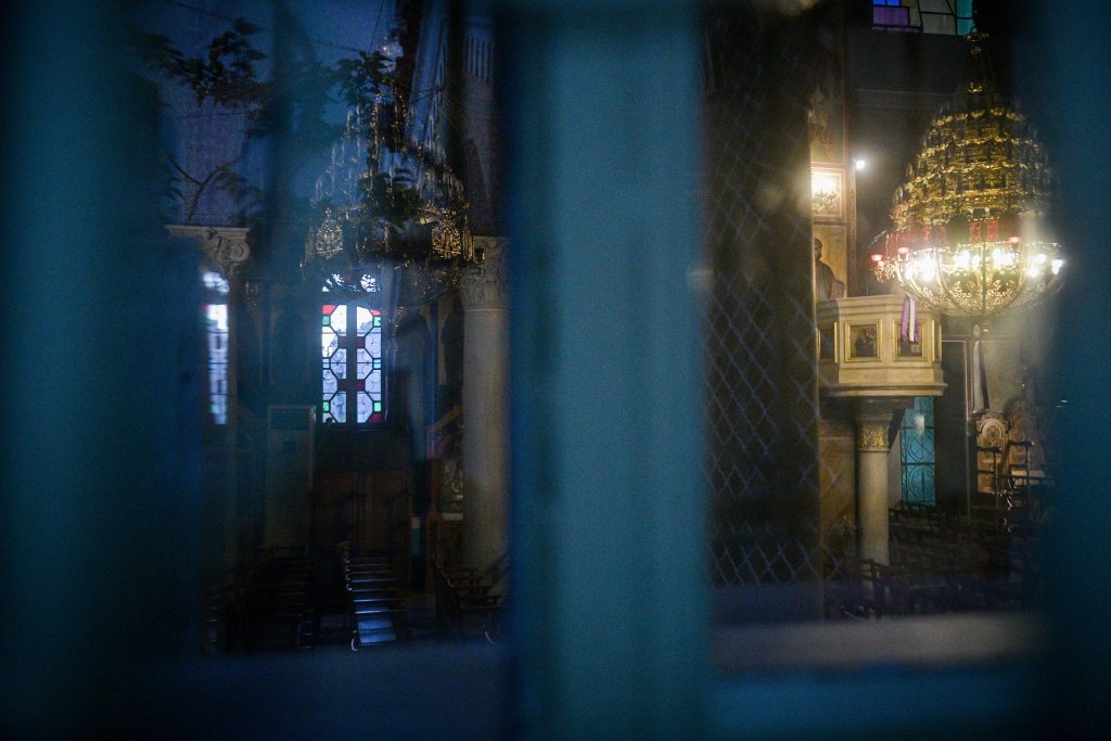 Στο «σκαμνί» ο εφημέριος που καταγγέλλεται ότι άλειψε με λάδι γυμνό τουρίστα