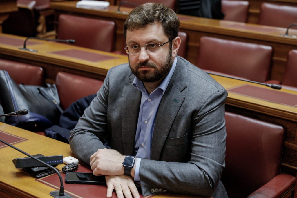 «Πυρά» Ζαχαριάδη κατά Μπακογιάννη για τη δήλωση περί… κινήματος τραπεζοκαθισμάτων
