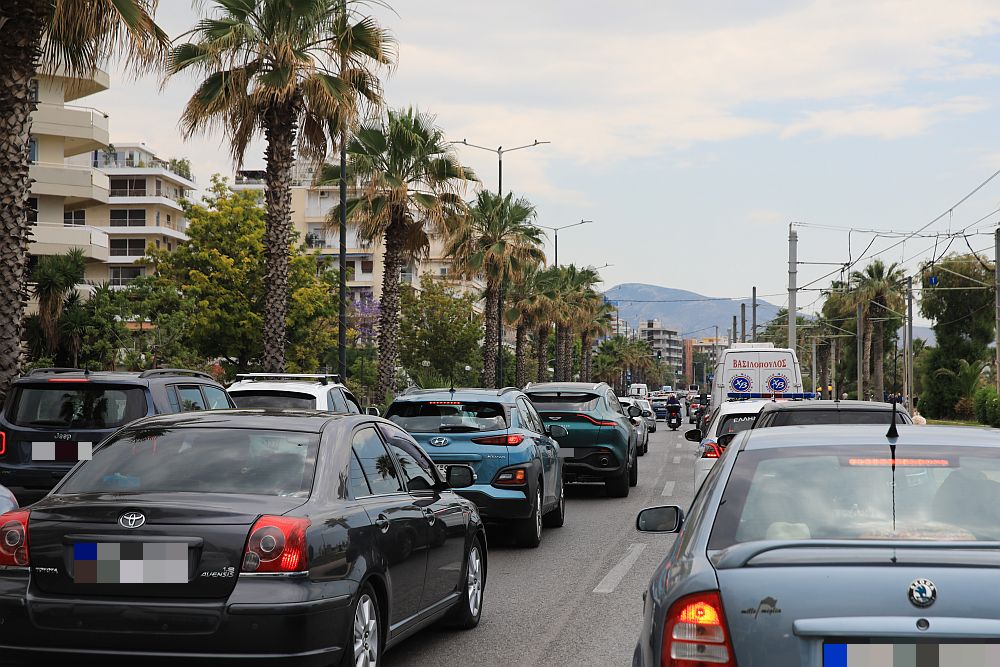 Ανατροπή αυτοκινήτου στην Παραλιακή – Οι πρώτες εικόνες (Video)