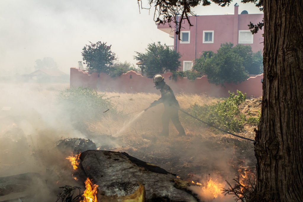 «Καρφιά» της γερμανικής FAZ κατά Μητσοτάκη για την πυρκαγιά στη Ρόδο