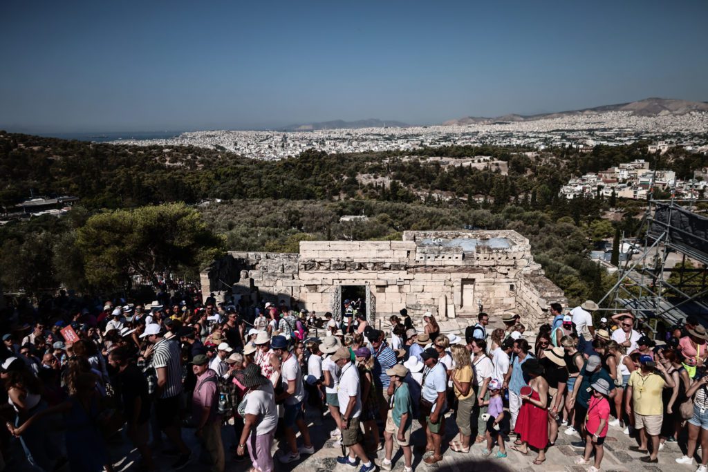 Le Monde: Ο υπερτουρισμός στην Ελλάδα χαροποιεί την κυβέρνηση Μητσοτάκη, αλλά τρομάζει τους πολίτες