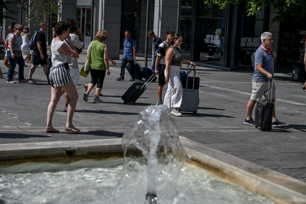 Συναγερμός από τον ΕΟΔΥ: 24 θάνατοι λόγω κορονοϊού – Αυξήθηκαν θετικότητα και διασωληνώσεις