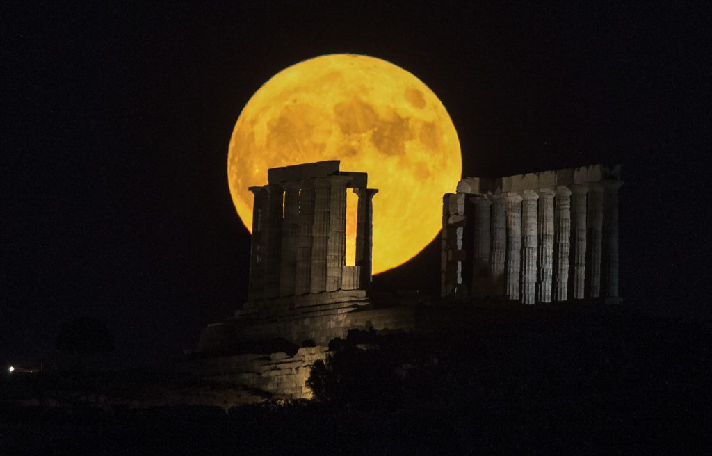 Πανσέληνος Αυγούστου: Εντυπωσιακές εικόνες από το «φεγγάρι του Οξύρρυγχου» στον ουρανό Αθήνας, Θεσσαλονίκης (Photos)