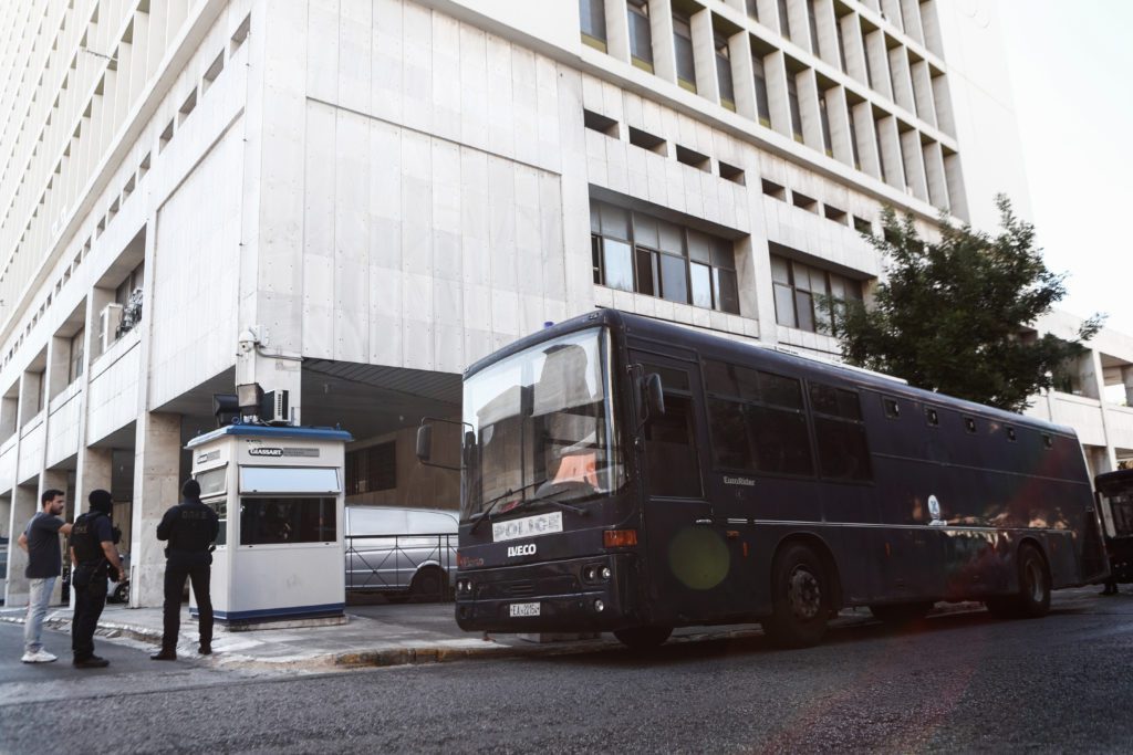 Ένταση έξω από την Ευελπίδων – Οπαδοί πέταξαν μπουκάλια σε δημοσιογράφους