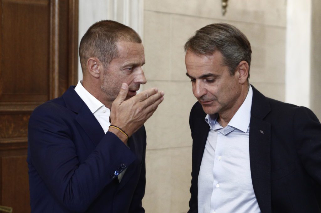 Ο Μητσοτάκης αποσείει τις κυβερνητικές ευθύνες με ασπίδα τη ρητορική περί «οπαδικής βίας» και την UEFA