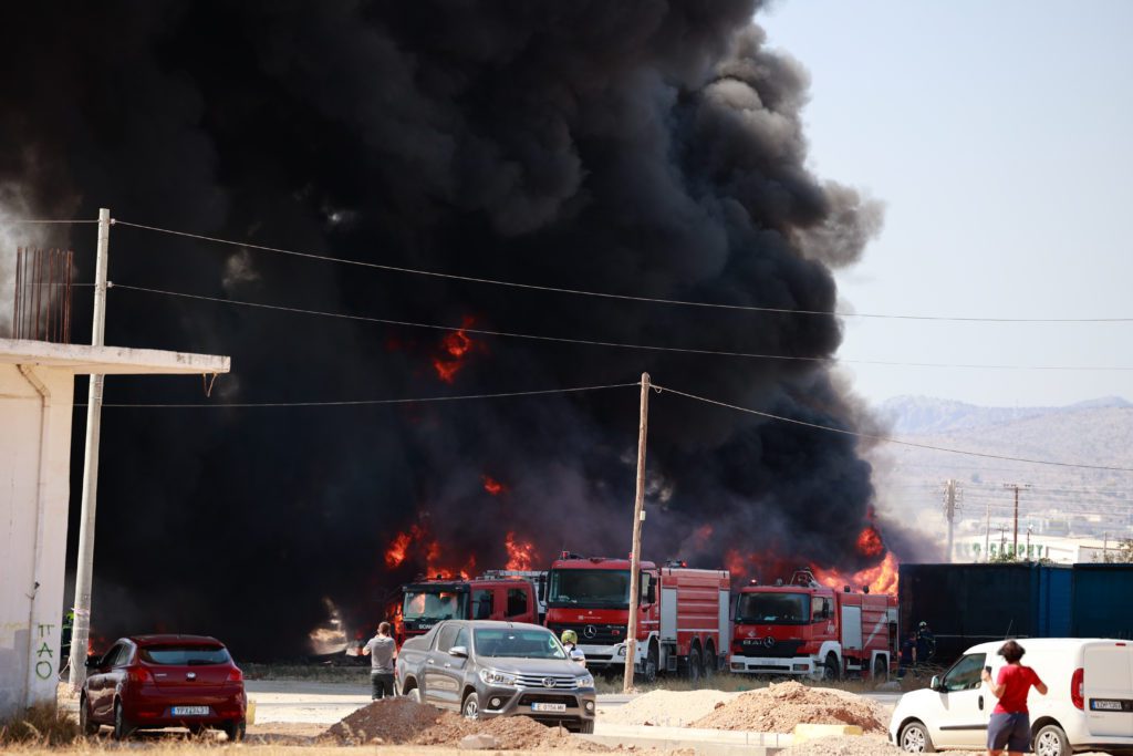 Πυρκαγιά σε μάντρα αυτοκινήτων στον Ασπρόπυργο – Συναγερμός στην πυροσβεστική (Photos)