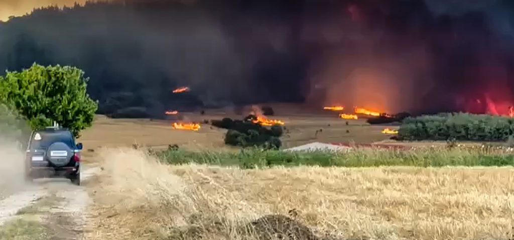 Μαίνεται η φωτιά στην Αλεξανδρούπολη: Συνεχείς αναζωπυρώσεις