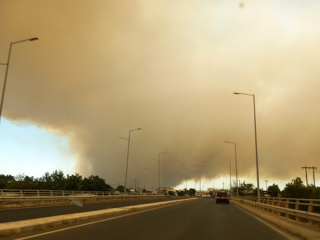 Αλεξανδρούπολη: Μάχη για να τεθεί σε έλεγχο η φωτιά – Καμένα σπίτια σε Αετοχώρι και Πεύκα (video)