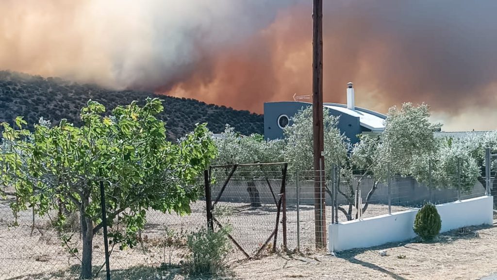 Βοιωτία: Απεγκλωβισμός 60 ατόμων από τη θάλασσα – Νεκρός βοσκός στον Πρόδρομο – Απειλούνται οικισμοί (Videos)