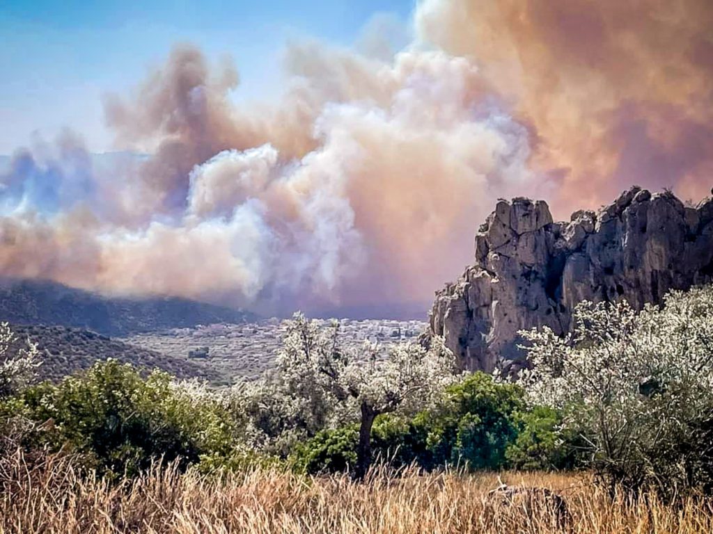 Φωτιά στη Βοιωτία: «Η κατάσταση παραμένει εφιαλτική» – Πνέουν ισχυροί άνεμοι