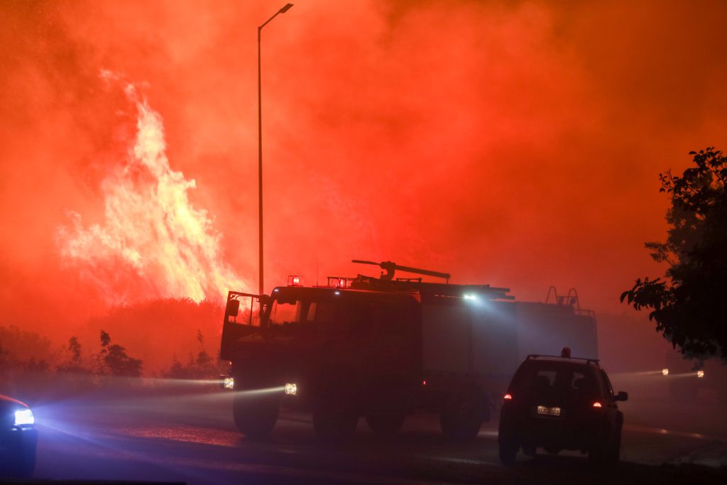 Σε πύρινο κλοιό η χώρα: Καίγεται για 4η ημέρα η Αλεξανδρούπολη, μάχη με τις φλόγες σε Εύβοια και Βοιωτία (Videos)