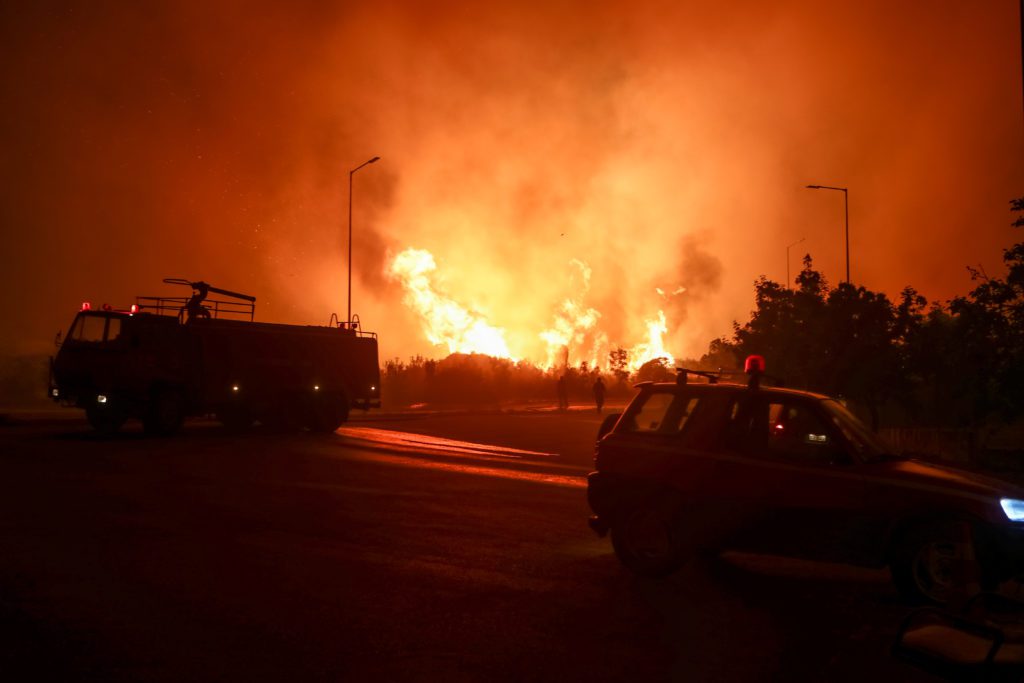 Πύρινη λαίλαπα στην Αλεξανδρούπολη – Εκκενώθηκε το νοσοκομείο και ακόμη 8 οικισμοί (Videos)