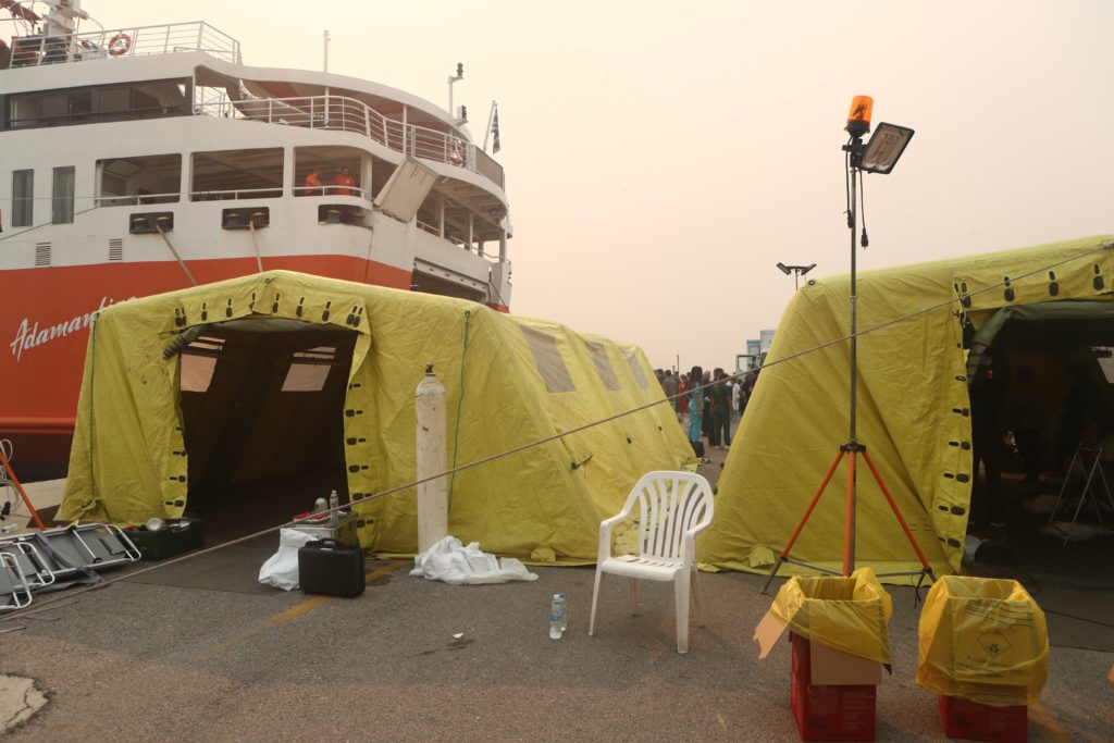 Αλεξανδρούπολη: Αναχώρησε για Καβάλα το πλοίο που μετατράπηκε σε νοσοκομείο – Σκηνικό πολέμου στο λιμάνι (Photos)