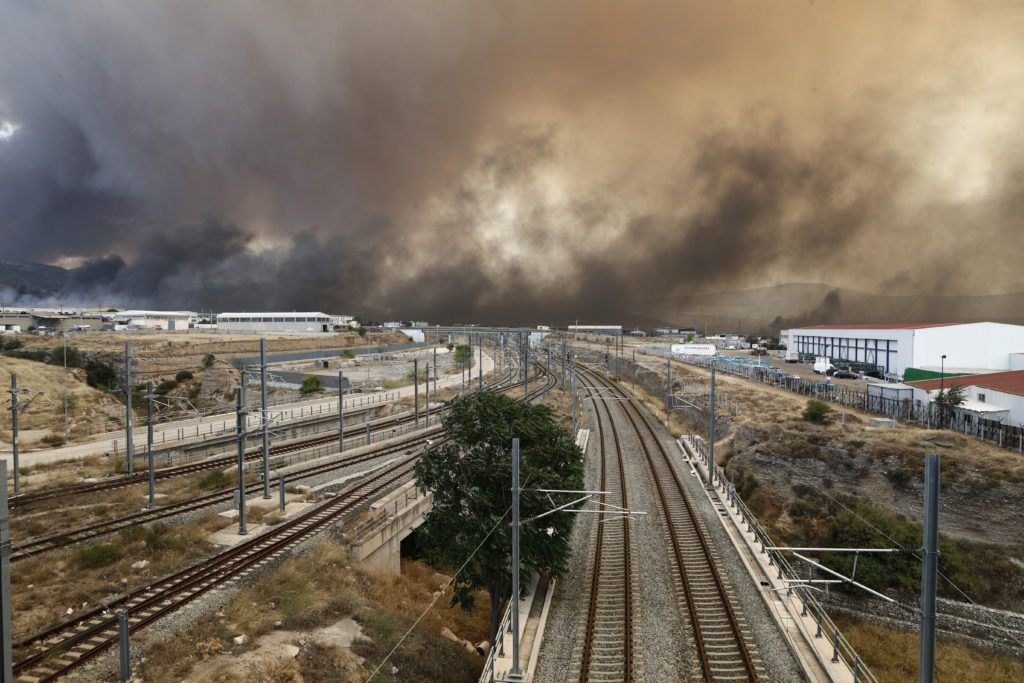 Πυρκαγιά στον Ασπρόπυργο: Καίγονται εργοστάσια και αποθήκες – Εκκενώσεις οικισμών (Video)