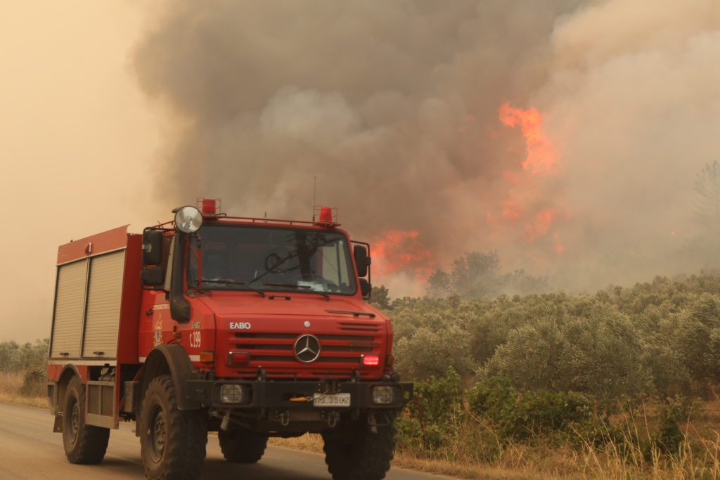 Ανεξέλεγκτη η φωτιά στον Έβρο: Μεγάλες αναζωπυρώσεις στην Κοτρωνιά – Συνεχείς εκκενώσεις οικισμών