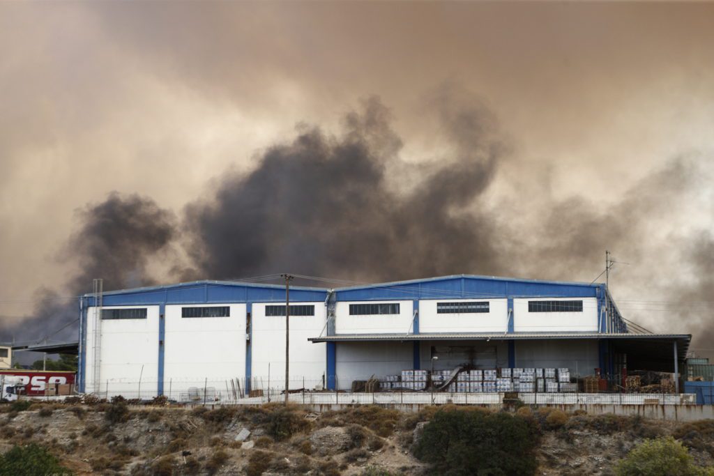 Μαίνεται η φωτιά στον Ασπρόπυργο: Μηνύματα από το 112 – «Κλείστε πόρτες και παράθυρα» – Καίγονται εργοστάσια