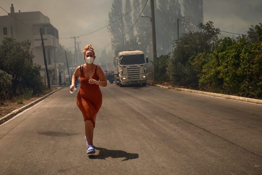 Ανεξέλεγκτη η πυρκαγιά: Απειλεί την Αθήνα – Μήνυμα του 112 για εκκένωση των Άνω Λιοσίων, οι κάτοικοι εγκαταλείπουν τα σπίτια τους