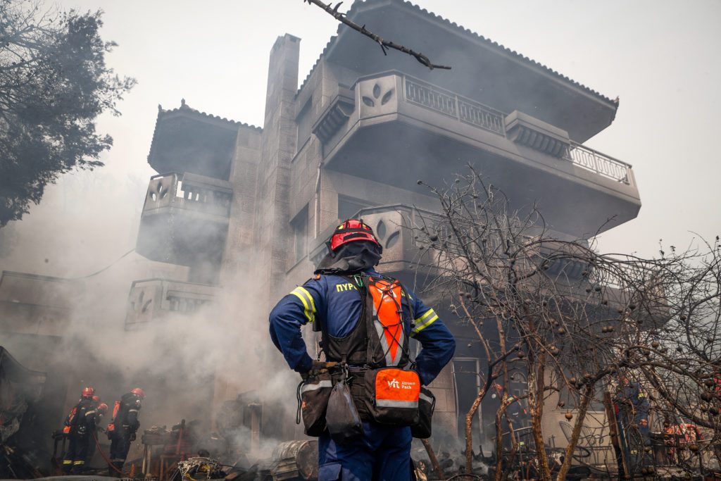 Στάχτες και αποκαΐδια στη Φυλή: Κάηκαν σπίτια – Αποκαρδιωτικές εικόνες (Photos)
