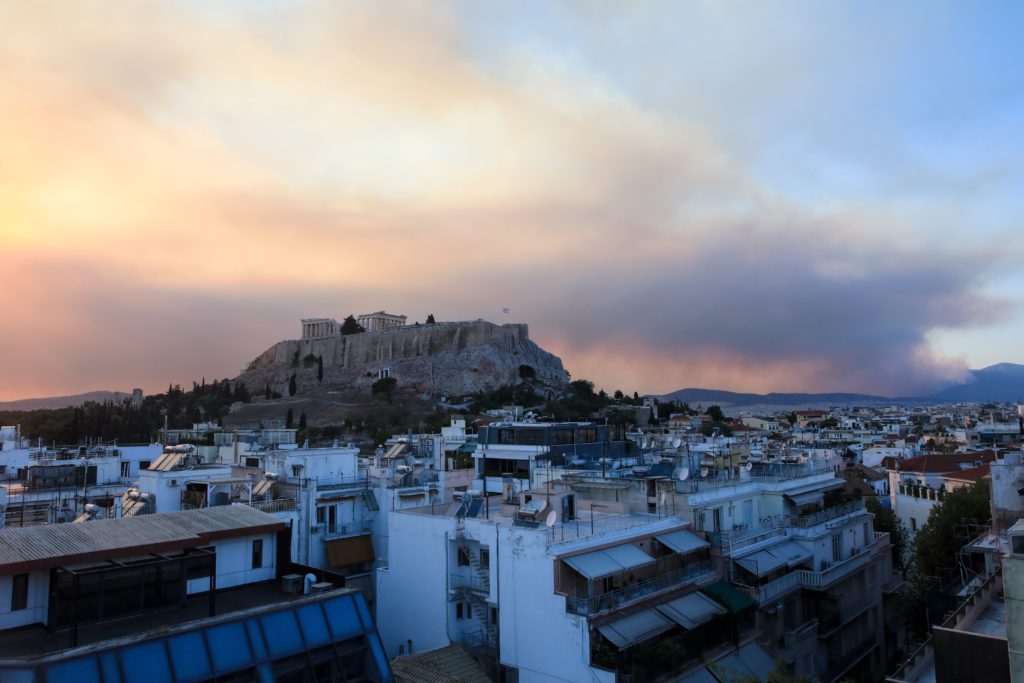 Καίγεται όλη η χώρα: Πυκνός καπνός σκέπασε την Ακρόπολη (Photos)
