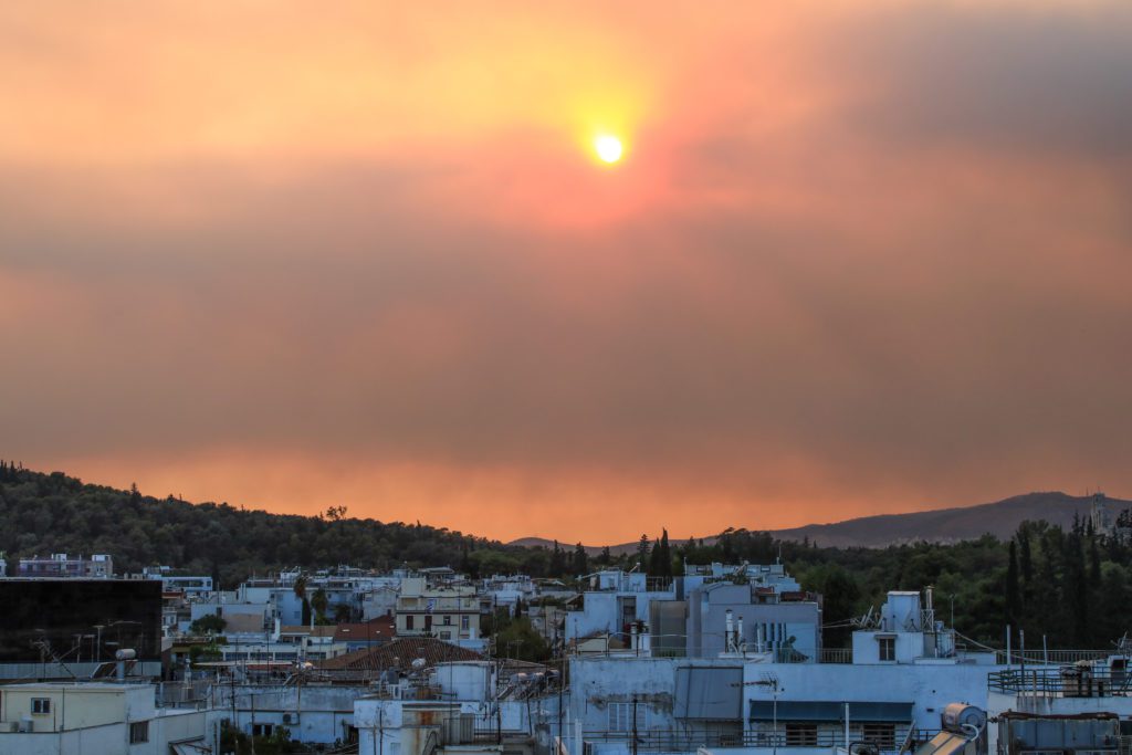 Αττική: «Σκέπασε» το λεκανοπέδιο ο καπνός από την πυρκαγιά στην Πάρνηθα (Photos)