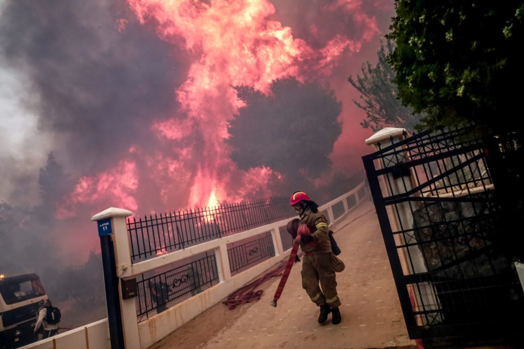 Πυρκαγιά στην Πάρνηθα: Κοντά στα σπίτια οι φλόγες – Εκκενώθηκαν τρία γηροκομεία (Videos)