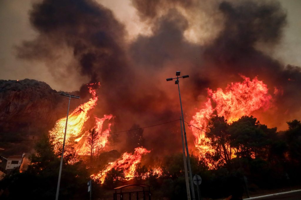 Πύρινος εφιάλτης στην Πάρνηθα – Καίγεται για 5η ημέρα η Αλεξανδρούπολη (Videos)