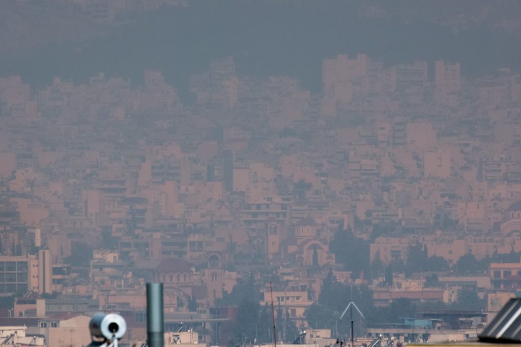 Τοξικό κοκτέιλ ρύπων από τις πυρκαγιές: Τα επικίνδυνα σωματίδια δεκαπλασιάστηκαν – Οι «κόκκινες» περιοχές (Video)