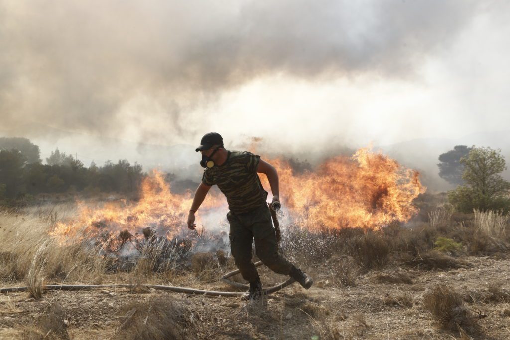 Ανεξέλεγκτη η φωτιά στην Πάρνηθα: Εκκενώνουν το κέντρο κράτησης της Αμυγδαλέζας