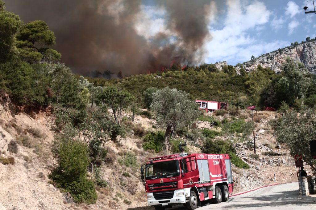 Πυρκαγιές: Καλύτερη εικόνα σε Βάρη, Βούλα, Κορωπί, Γραμματικό Αττικής και Καμπιά Χίου