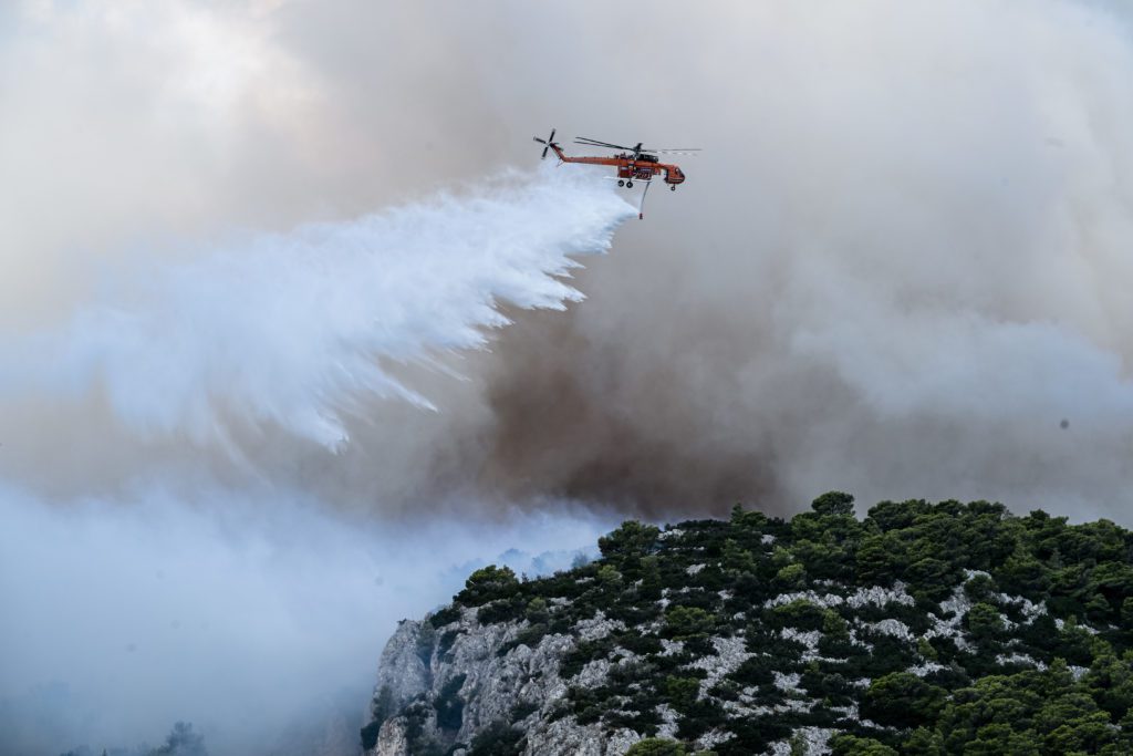 Ανεξέλεγκτη η φωτιά στην Πάρνηθα – Οι φλόγες πέρασαν στον Εθνικό Δρυμό