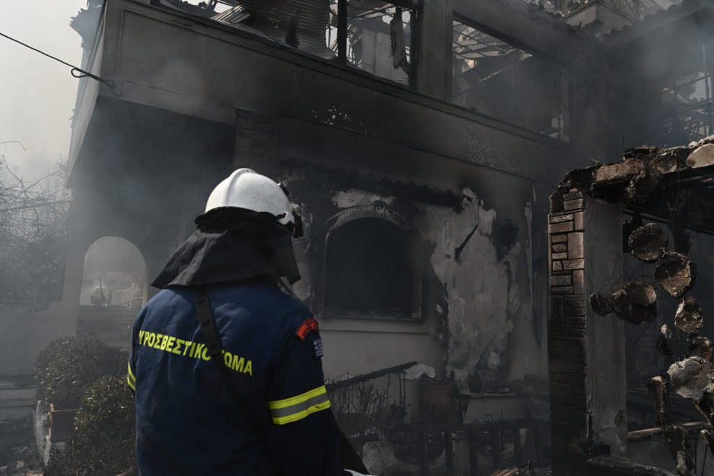 Ελεύθεροι οι 3 προσαχθέντες για απόπειρα εμπρησμού σε Μενίδι και Αυλώνα – Υπό κράτηση 45χρονος για εμπρησμούς στον Αυλώνα