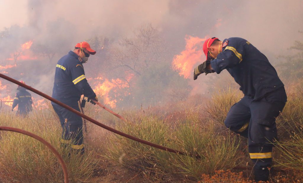 Πυρκαγιές σε Γραμματικό, Βαρνάβα και Μαραθώνα – Πιθανότατα από κεραυνούς