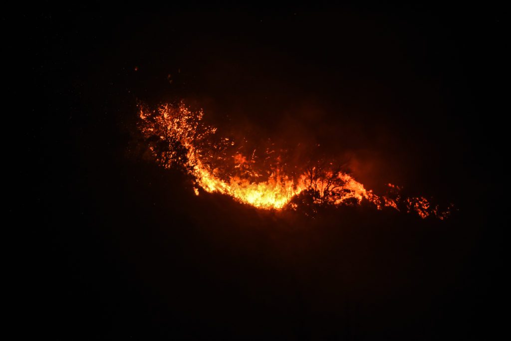 Πυρκαγιά στην Πάρνηθα: Μεγάλη αναζωπύρωση τα ξημερώματα της Πέμπτης (Videos)
