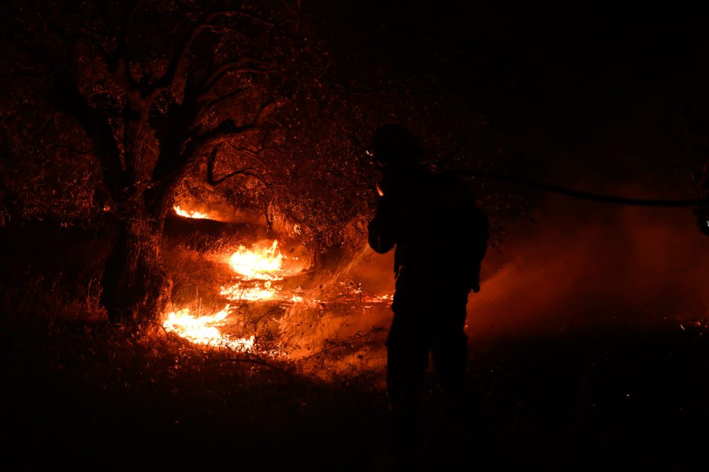 Πυρκαγιές: Αλλη μια εφιαλτική νύχτα – Μάχη στην Πάρνηθα – Αναζωπυρώσεις σε άλλα μέτωπα