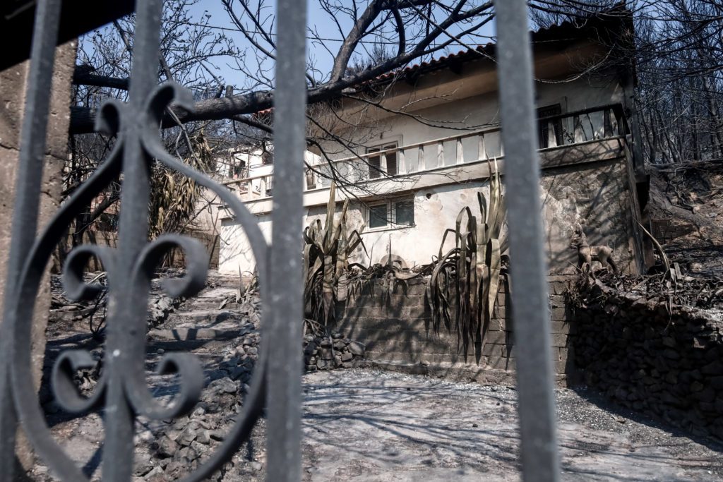 Μάχη με τις αναζωπυρώσεις στην Πάρνηθα – Καμένα σπίτια και αυτοκίνητα (Photos)