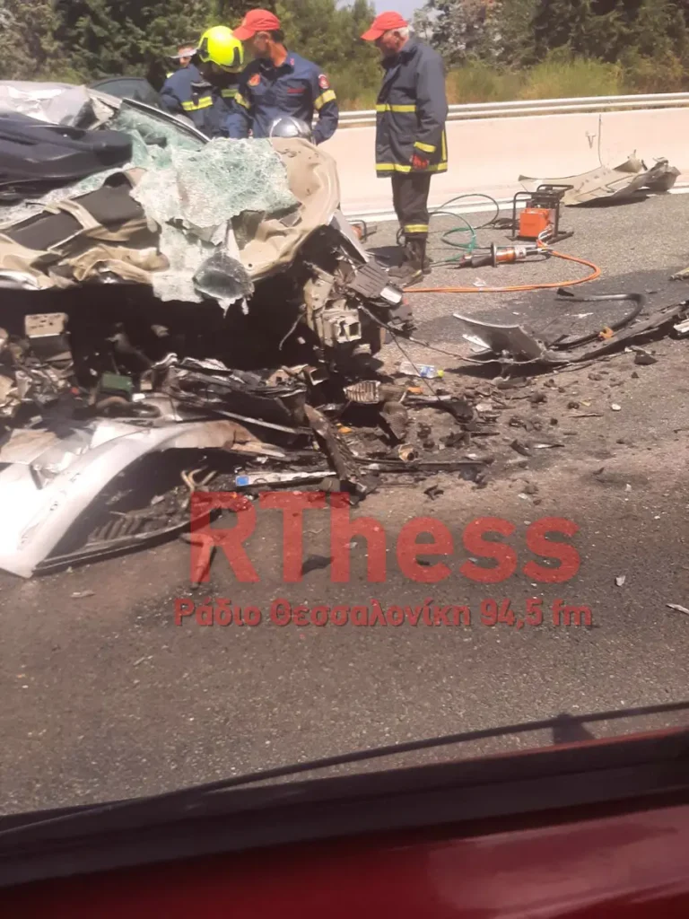Οικογενειακή τραγωδία στις Σέρρες: Αυτοκίνητο συγκρούστηκε με φορτηγό – Νεκροί οι γονείς, σοβαρά τραυματισμένα τα παιδιά (Photos)