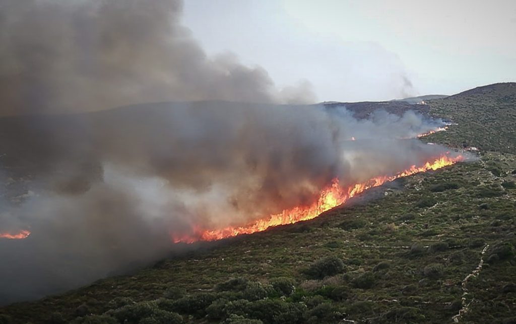 Φωτιά στην Ανδρο: Νύχτα αγωνίας, πολλά μέτωπα σε πλήρη εξέλιξη