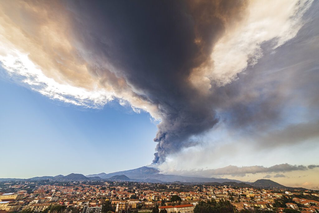 Συναγερμός στην Ιταλία: Έκλεισε το αεροδρόμιο της Κατάνιας έπειτα από έκρηξη της Αίτνας