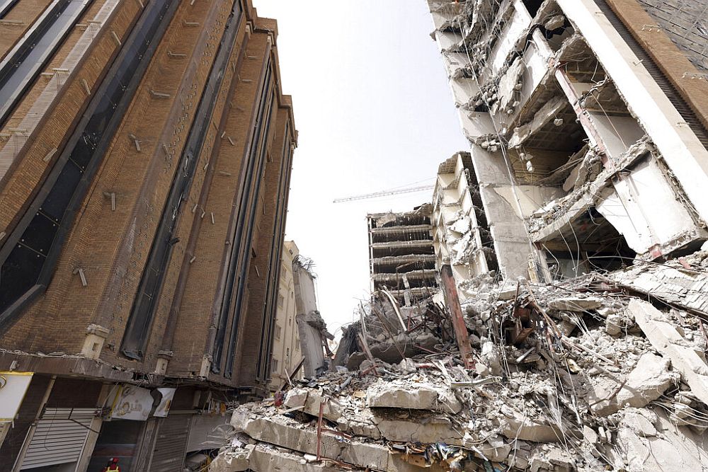 Ιράν: Τέσσερις νεκροί από την κατάρρευση κτιρίων – Καταγγελίες για την κατασκευή τους (Video)