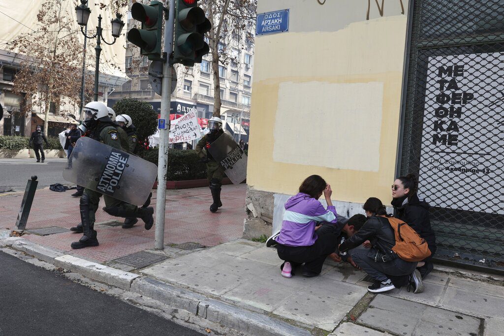 Η Αστυνομία δεν προλαβαίνει να αντιμετωπίσει φονιάδες νεοναζί, έχει διαδηλωτές να δείρει