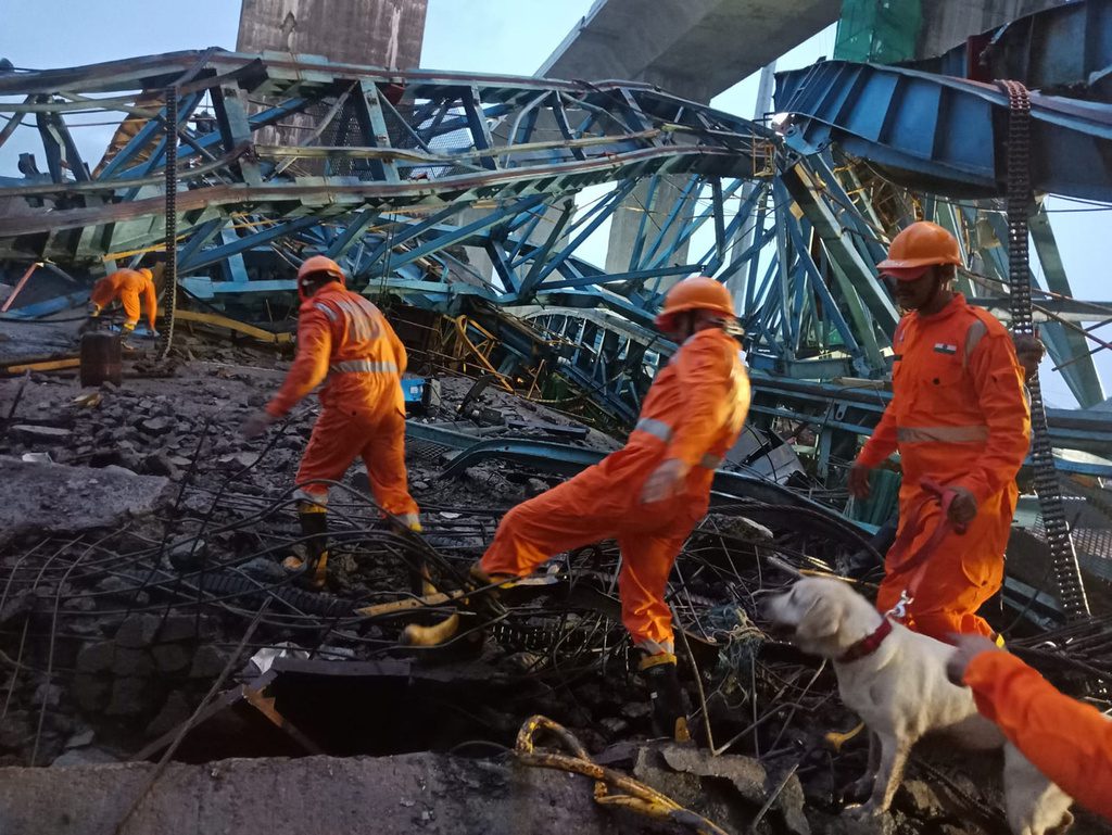 Τραγωδία στην Ινδία: 17 εργαζόμενοι έχασαν τη ζωή τους μετά την κατάρρευση γερανού (Video)