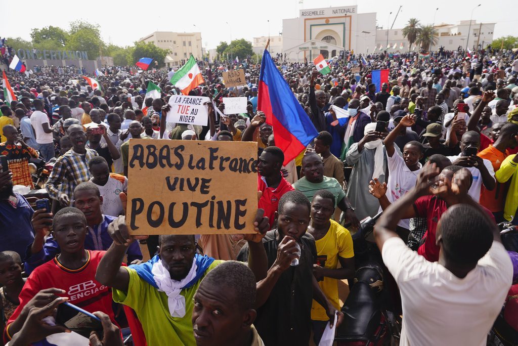 Νίγηρας: Οι Γάλλοι εγκαταλείπουν τη χώρα – Φόβοι για σύγκρουση