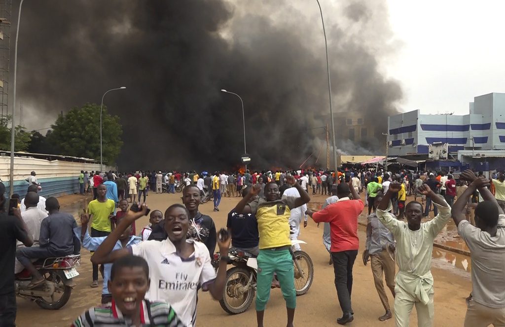 Πραξικόπημα στον Νίγηρα: «Παγώνει» η στρατιωτική συμφωνία με τη Γαλλία – Ο ανατραπείς πρόεδρος προειδοποιεί για τις συνέπειες
