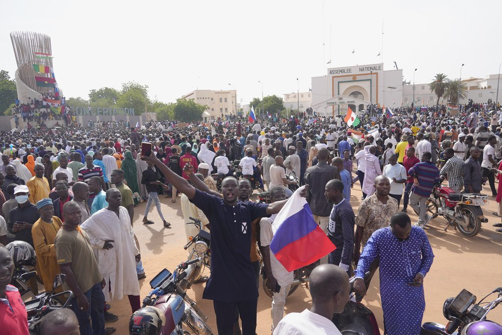 Νίγηρας: Διαδηλώσεις κατά της Γαλλίας – Απειλές επέμβασης και από τη Σενεγάλη