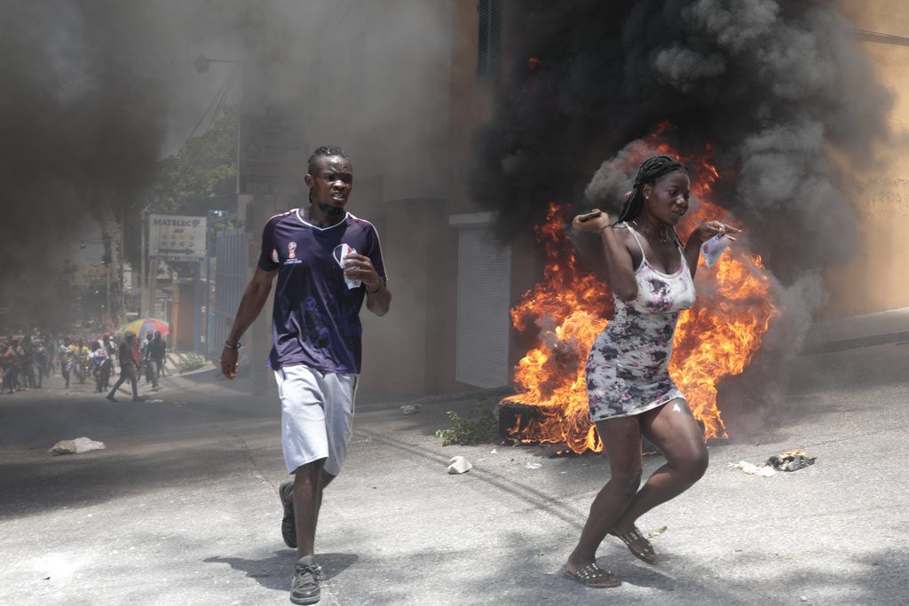 Αϊτή: Έκλεισε η πρεσβεία των ΗΠΑ ενώ διαδηλώσεις συγκλονίζουν το Πορτ-ο-Πρενς
