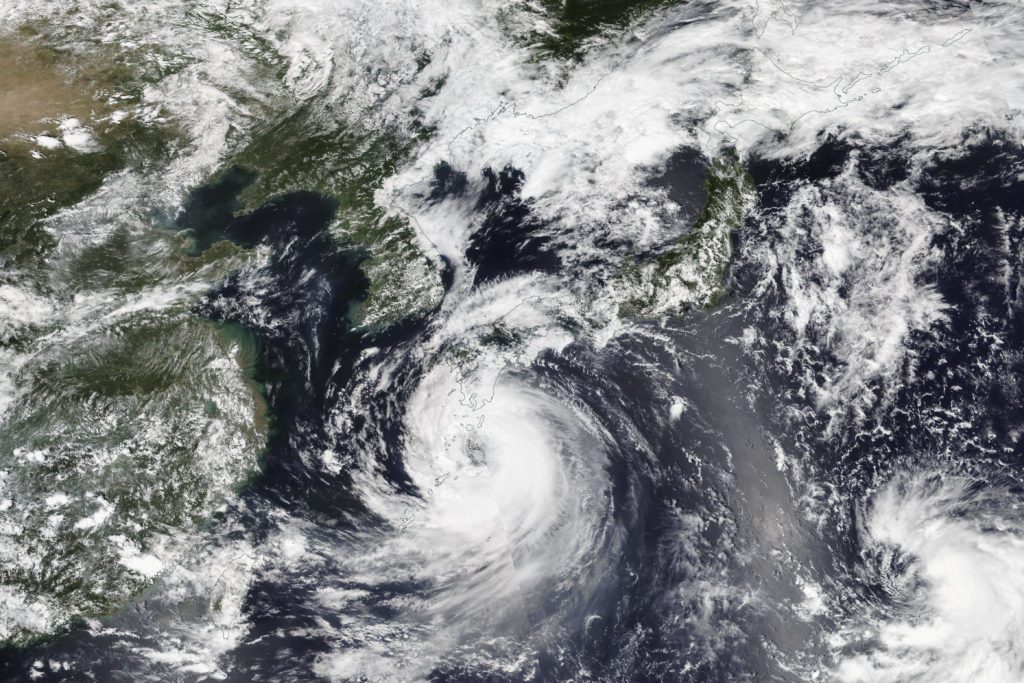 «Σαρώνει» τη δυτική Ιαπωνία η τροπική καταιγίδα Λαν