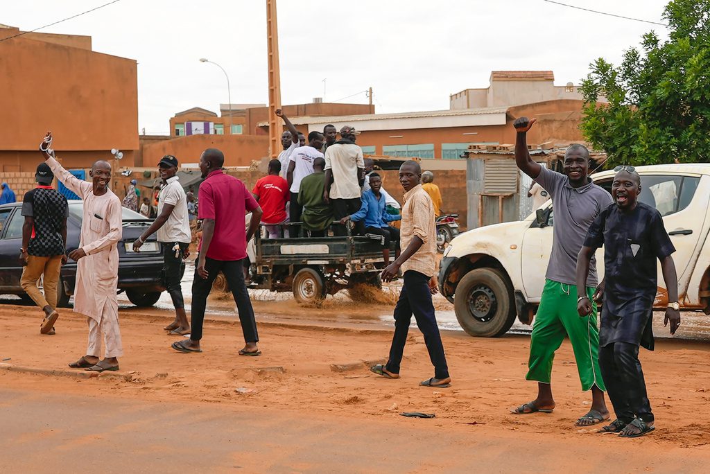 Νίγηρας: Διαδήλωση υπέρ της χούντας έξω από τη γαλλική στρατιωτική βάση στη Νιαμέι