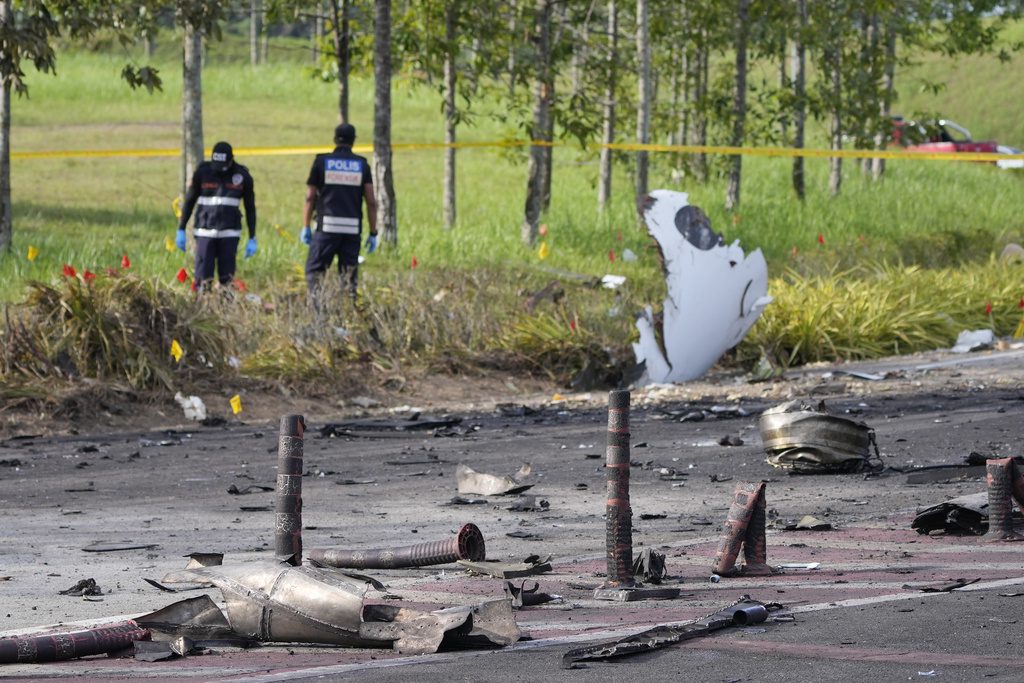 Μαλαισία: 10 νεκροί από συντριβή αεροσκάφους σε αυτοκινητόδρομο (Video)